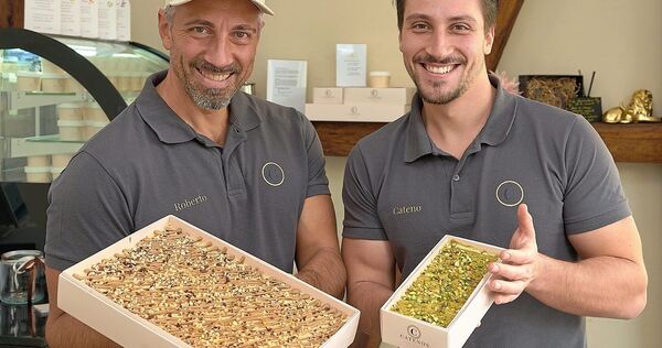 Roberto und Cateno fertigen das Tiramisu in unterschiedlichen Sorten und Größen. Roberto und Cateno fertigen das Tiramisu in unterschiedlichen Sorten und Größen.