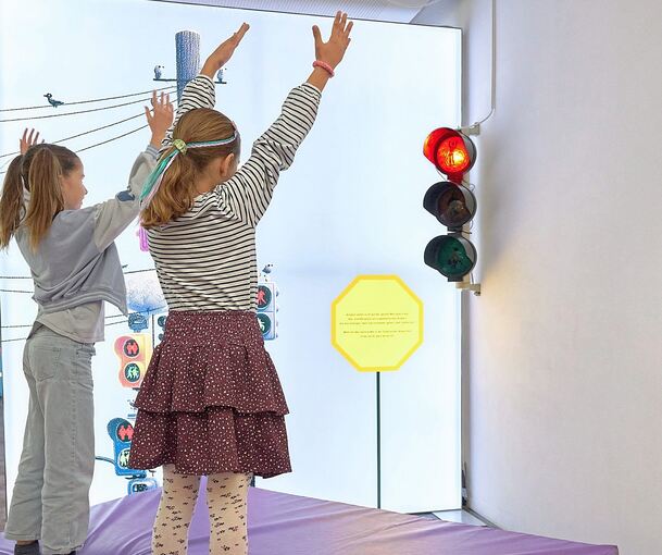 Die Ampel macht es vor, die Kinder nach: Bei der Mitmach-Ausstellung im Ludwigsburg Museum kann man ganz viel ausprobieren.