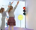 Die Ampel macht es vor, die Kinder nach: Bei der Mitmach-Ausstellung im Ludwigsburg Museum kann man ganz viel ausprobieren.
