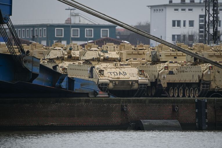 Schiff mit US-Panzern und Hubschrauber in Bremerhaven