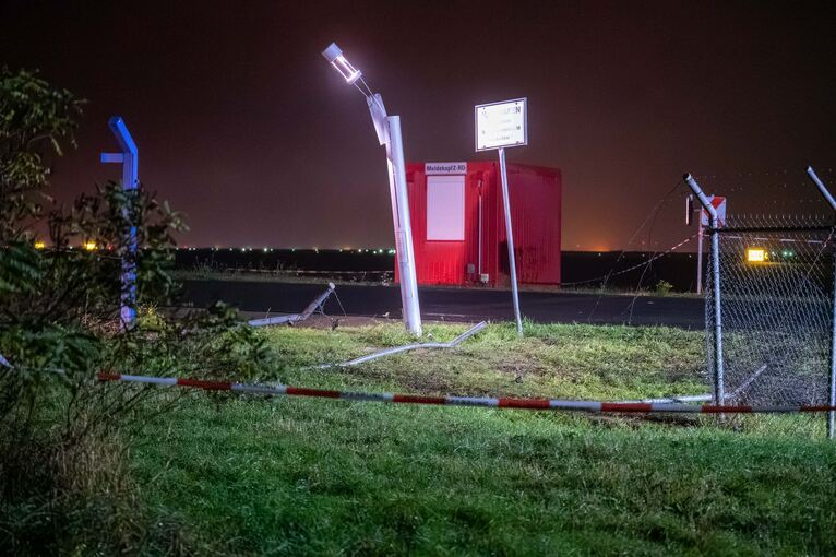 Polizeieinsatz am Flughafen Leipzig/Halle - Zaun beschädigt Polizeieinsatz am Flughafen Leipzig/Halle - Zaun beschädigt