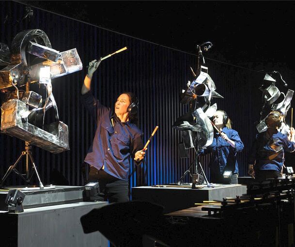 Neue Musik zwischen Klangexperiment und KI: Steven Kazuo Takasugis „Museum Factory“.