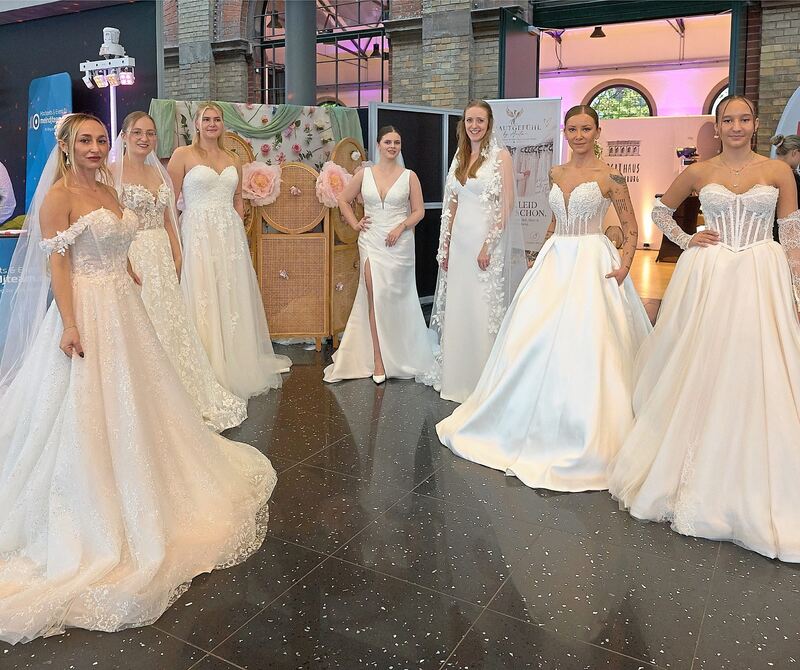 Bei einer Modenschau werden Hochzeitskleider gezeigt. Bei einer Modenschau werden Hochzeitskleider gezeigt.
