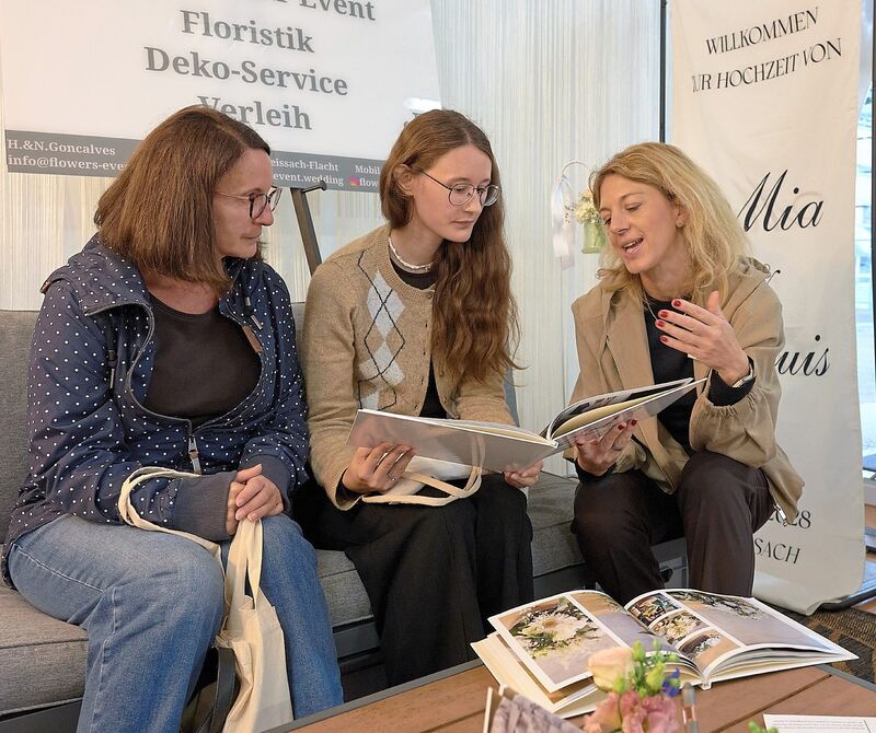 Die Besucherinnen und Besucher werden gut beraten. Die Besucherinnen und Besucher werden gut beraten.