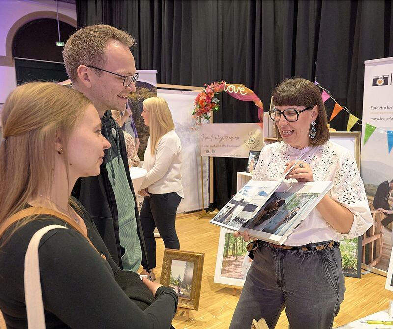 Auch Hochzeitsfotografen präsentieren sich bei der Messe. Auch Hochzeitsfotografen präsentieren sich bei der Messe.