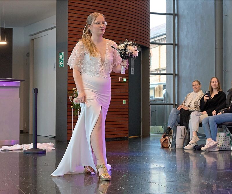 Inspiration für das passende Kleid gibt es bei einer Modenschau. Inspiration für das passende Kleid gibt es bei einer Modenschau.