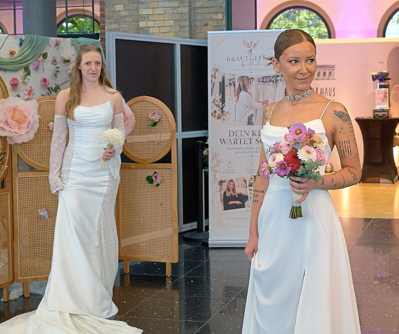 Inspiration für das passende Kleid gibt es bei einer Modenschau. Inspiration für das passende Kleid gibt es bei einer Modenschau.