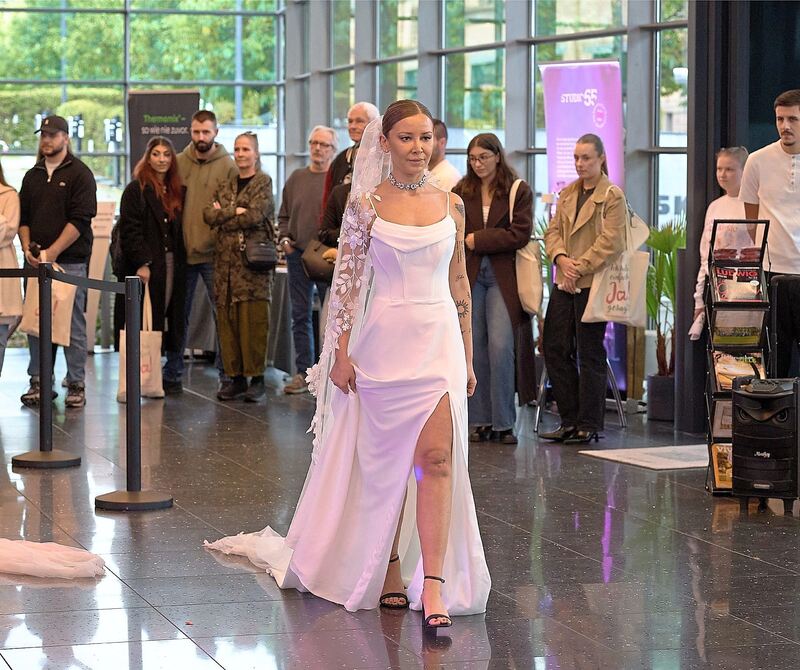 Inspiration für das passende Kleid gibt es bei einer Modenschau. Inspiration für das passende Kleid gibt es bei einer Modenschau.