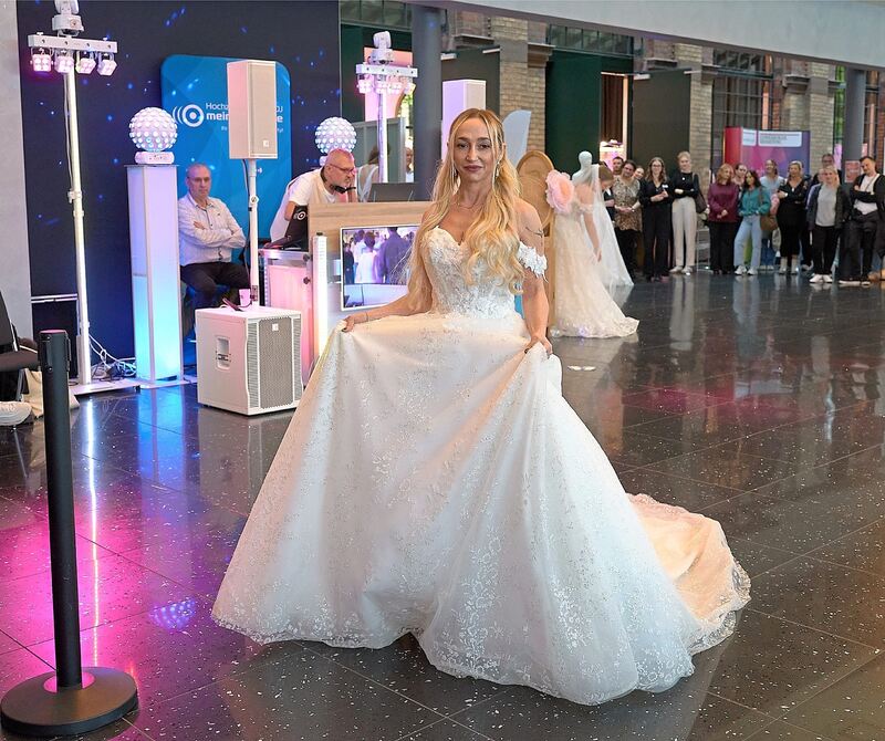 Inspiration für das passende Kleid gibt es bei einer Modenschau. Inspiration für das passende Kleid gibt es bei einer Modenschau.