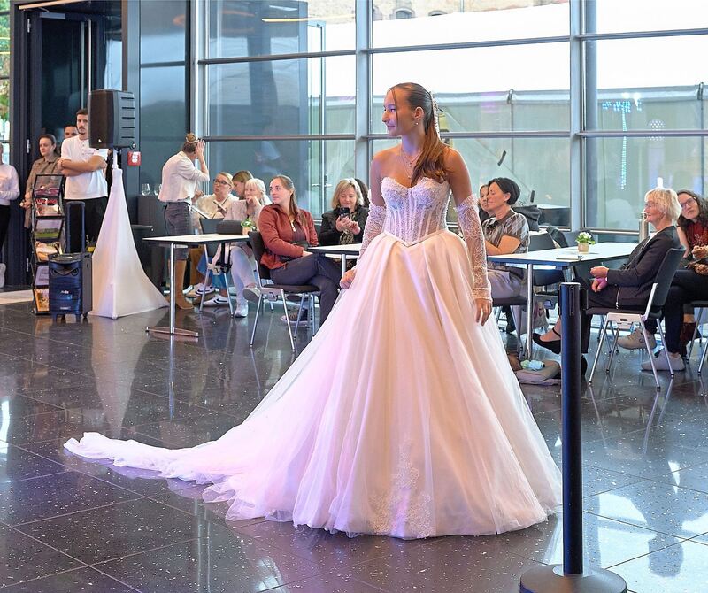 Inspiration für das passende Kleid gibt es bei einer Modenschau. Inspiration für das passende Kleid gibt es bei einer Modenschau.