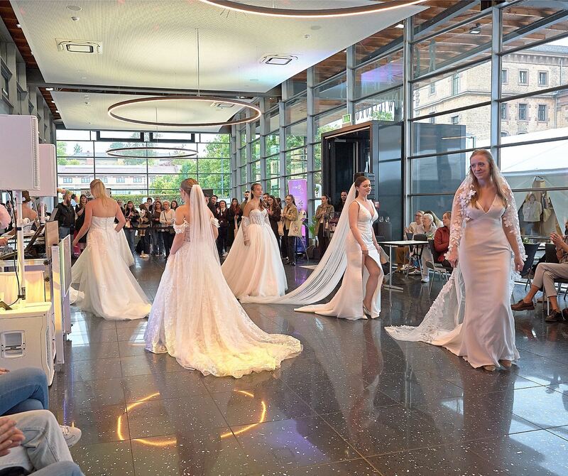 Inspiration für das passende Kleid gibt es bei einer Modenschau. Inspiration für das passende Kleid gibt es bei einer Modenschau.