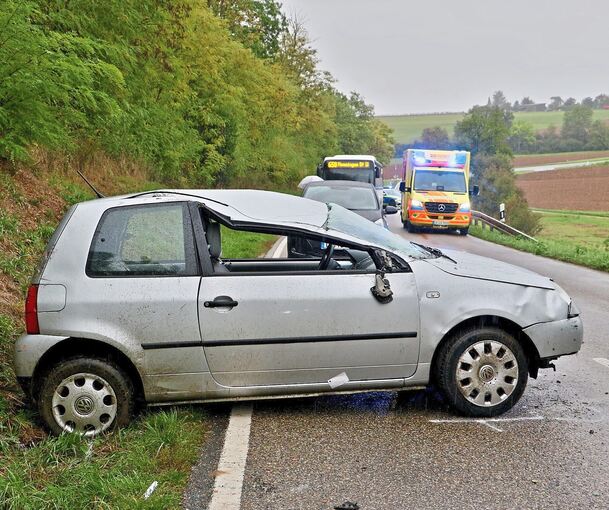 Das Auto hatte sich mehrfach überschlagen, bevor es schräg zum Stehen kam. Das Auto hatte sich mehrfach überschlagen, bevor es schräg zum Stehen kam.