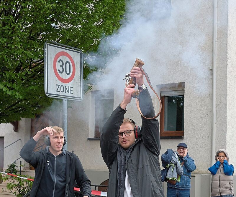 In Gronau gibt Oberstenfelds Bürgermeister Kai Kraning den Startschuss zum Halbmarathon.