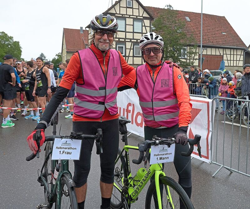 Sie begleiten die Läufer mit dem Rad.