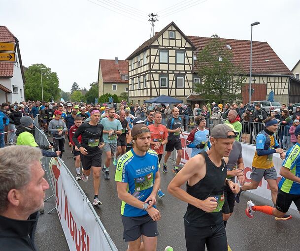 In Gronau machen sich die Teilnehmer des Halbmarathons auf die Strecke.