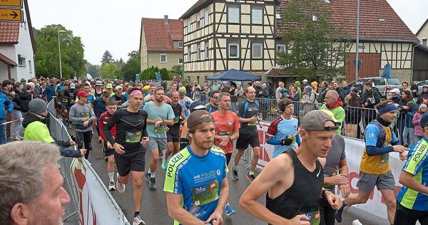 In Gronau machen sich die Teilnehmer des Halbmarathons auf die Strecke. In Gronau machen sich die Teilnehmer des Halbmarathons auf die Strecke.