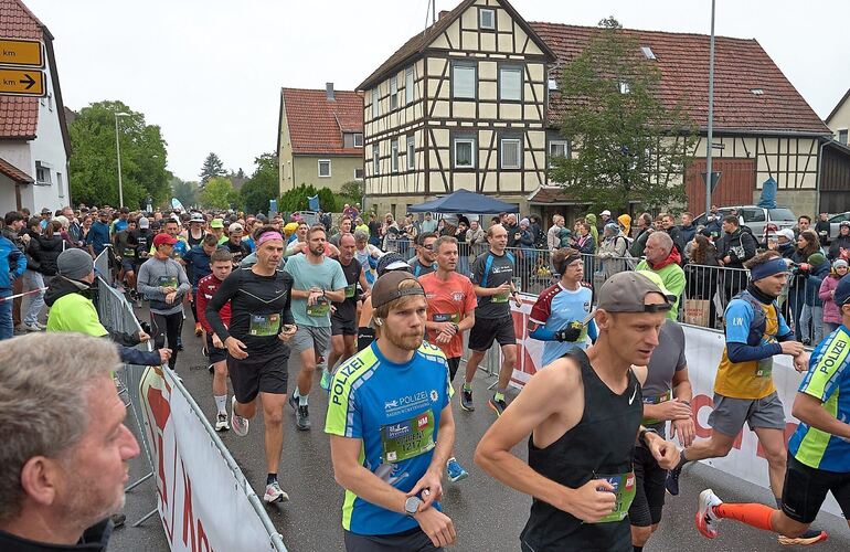 In Gronau machen sich die Teilnehmer des Halbmarathons auf die Strecke. In Gronau machen sich die Teilnehmer des Halbmarathons auf die Strecke.