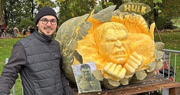 Kürbisschnitzer Stanislav Bukhanov aus Bulgarien schnitzte Hulk. Kürbisschnitzer Stanislav Bukhanov aus Bulgarien schnitzte Hulk.