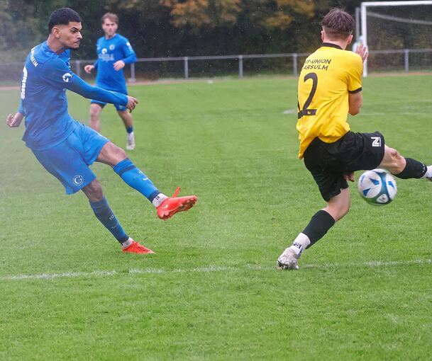 Erzielt das 1:1 für Germania Bietigheim: Elias Abraha (links).