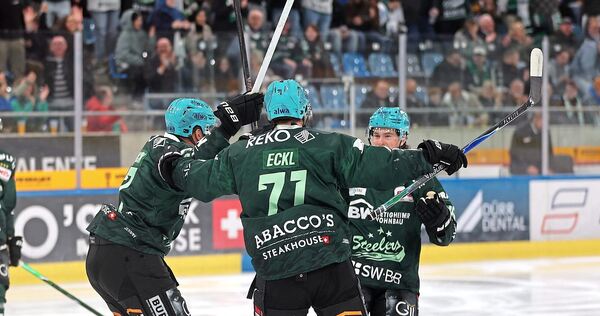 So früh hat noch keine Mannschaft im deutschen Profieishockey gejubelt (von links): Marek Racuk, Bastian Eckl und Torschütze Nol Screenreader