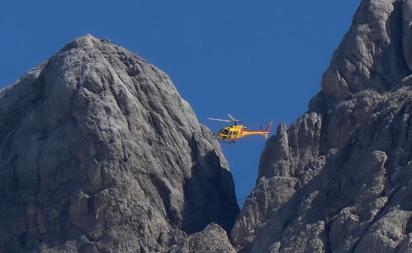 Hubschrauber in italienischen Alpen Hubschrauber in italienischen Alpen