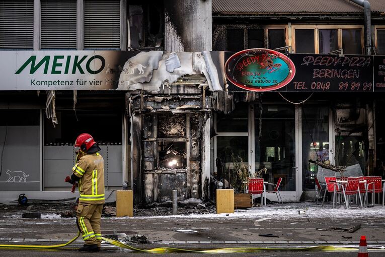 Gebäudebrand nach Explosion eines Geldautomaten in der Schweiz Gebäudebrand nach Explosion eines Geldautomaten in der Schweiz