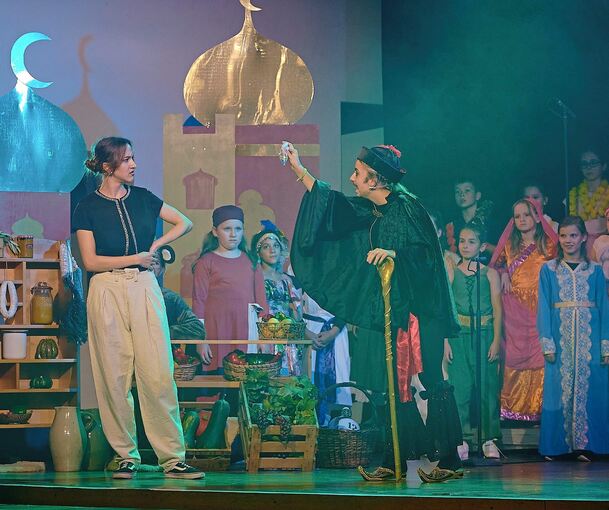 Die Kinder und Jugendlichen bringen in Poppenweiler die Welt von Aladin auf die Bühne.