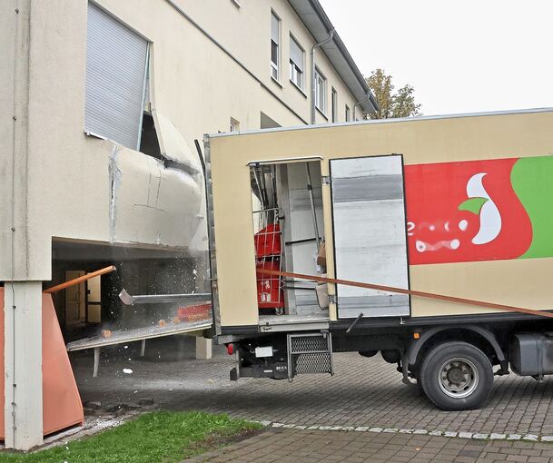 Der Feuerwehr gelang es, den Lkw aus der Wand zu ziehen. Der Feuerwehr gelang es, den Lkw aus der Wand zu ziehen.