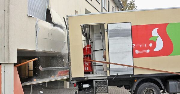 Der Feuerwehr gelang es, den Lkw aus der Wand zu ziehen.