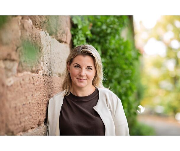 Die 40-jährige Caroline Lovell hat als erste Kandidatin ihre Bewerbung um die Nachfolge von Barbara Schoenfeld abgegeben.