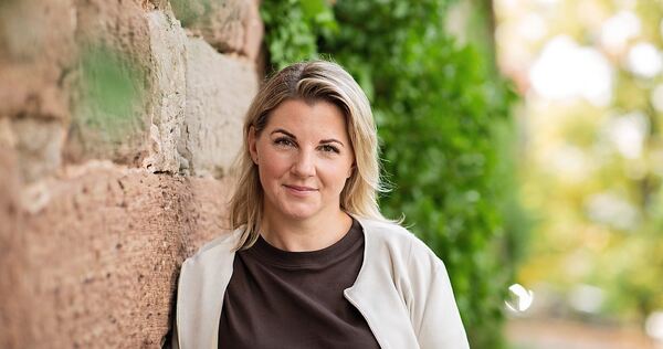 Die 40-jährige Caroline Lovell hat als erste Kandidatin ihre Bewerbung um die Nachfolge von Barbara Schoenfeld abgegeben.