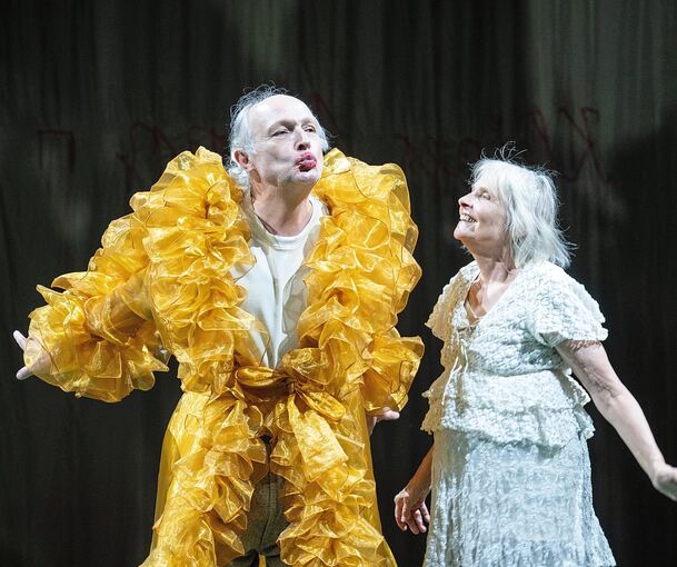 Boris Burgstaller und Gabriele Hintermaier brillieren in Falladas „Kleiner Mann – was nun?“ am Staatstheater Stuttgart. Das Publikum applaudiert.