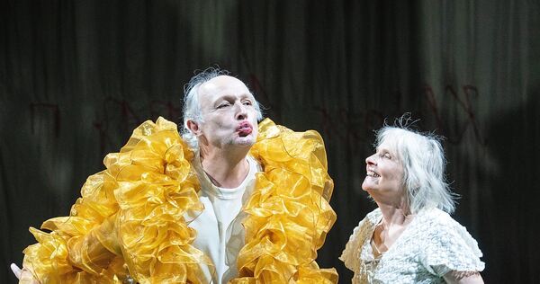 Boris Burgstaller und Gabriele Hintermaier brillieren in Falladas „Kleiner Mann – was nun?“ am Staatstheater Stuttgart. Das Publikum applaudiert.