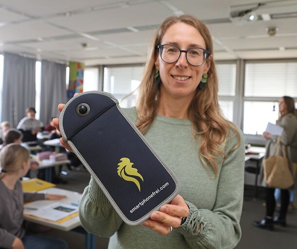 Wohin mit den Smartphones? Lehrerin Alice Bischof hat sich intensiv mit dieser Frage beschäftigt und das Pilotprojekt am Otto-Hahn-Gymnasium vorangetrieben. Getestet werden Handytaschen mit Spezialverschluss.