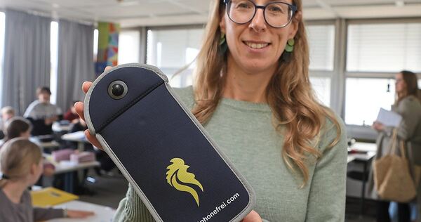 Wohin mit den Smartphones? Lehrerin Alice Bischof hat sich intensiv mit dieser Frage beschäftigt und das Pilotprojekt am Otto-Ha Wohin mit den Smartphones? Lehrerin Alice Bischof hat sich intensiv mit dieser Frage beschäftigt und das Pilotprojekt am Otto-Hahn-Gymnasium vorangetrieben. Getestet werden Handytaschen mit Spezialverschluss.