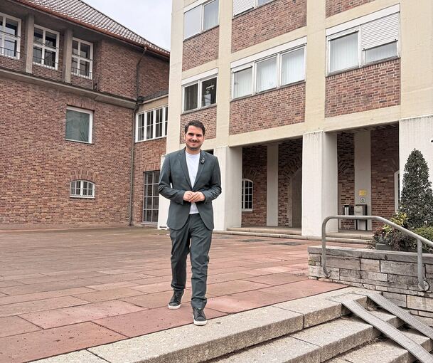 Tobias Epple, bis vor Kurzem CDU-Stadtverbandsvorsitzender, vor dem Kornwestheimer Rathaus. Er und sein Kollege Sven Waldenmaier haben der Partei und der Fraktion den Rücken gekehrt.