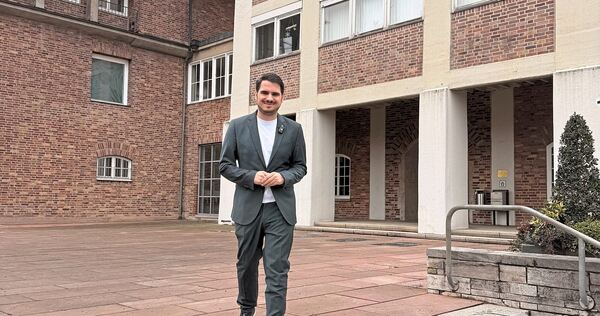 Tobias Epple, bis vor Kurzem CDU-Stadtverbandsvorsitzender, vor dem Kornwestheimer Rathaus. Er und sein Kollege Sven Waldenmaier haben der Partei und der Fraktion den Rücken gekehrt.