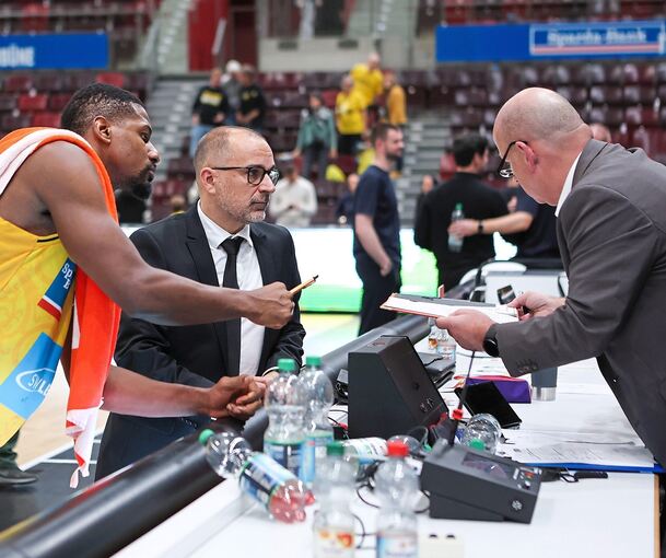 Unterschrift unter den Protestantrag: Riesen-Kapitän Yorman Polas Bartolo neben Coach Carles Duran.