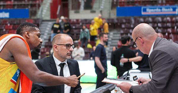 Unterschrift unter den Protestantrag: Riesen-Kapitän Yorman Polas Bartolo neben Coach Carles Duran.