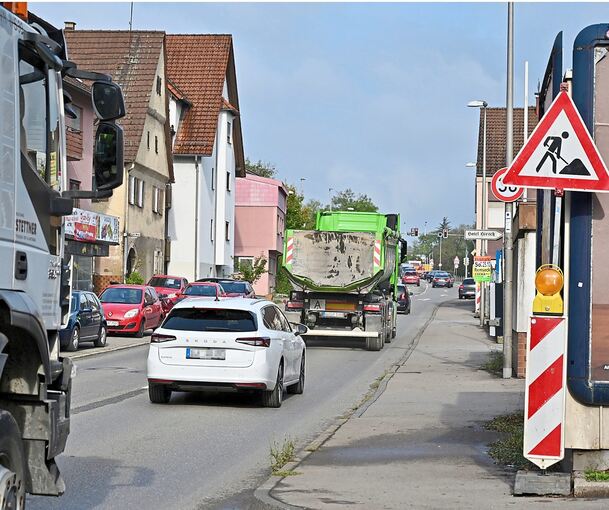 Viel Verkehr auf der Remstalstraße. Auch sie soll mit der Westrandstraße vom Durchgangsverkehr entlastet werden.