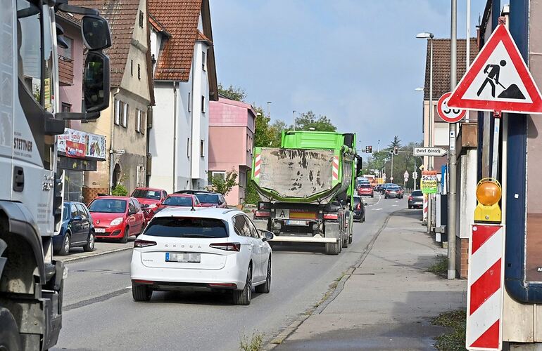 Viel Verkehr auf der Remstalstraße. Auch sie soll mit der Westrandstraße vom Durchgangsverkehr entlastet werden.
