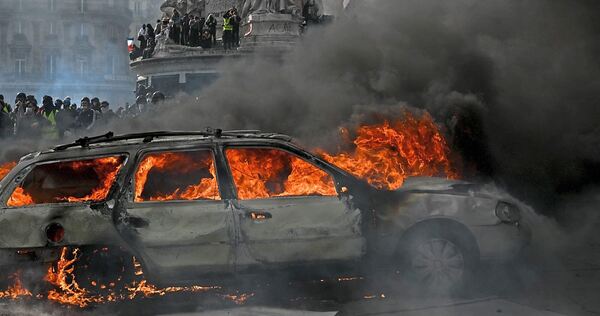 Die meisten Demonstrationen der Protestwelle in Frankreich sind friedlich. Sie werden aber überlagert von Brandstiftungen und Vandalismus. So wie hier auf dem Place de la Republique in Paris.