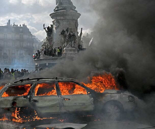 Die meisten Demonstrationen der Protestwelle in Frankreich sind friedlich. Sie werden aber überlagert von Brandstiftungen und Vandalismus. So wie hier auf dem Place de la Republique in Paris.