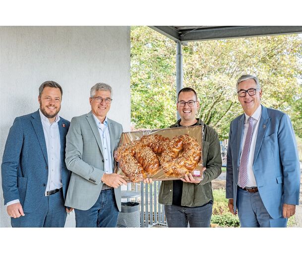 Symbolische Schlüsselübergabe: Steinheims Bürgermeister Thomas Winterhalter, Architekt Jochen Wilfert, Schulleiter Nico Safai und Landrat Dietmar Allgaier (von links)
