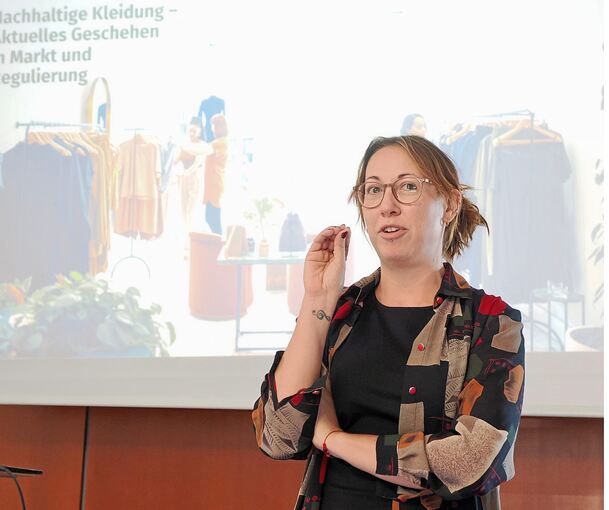 Johanna Riedel bei ihrem Vortrag in der Nachmittagsakademie Besigheim.