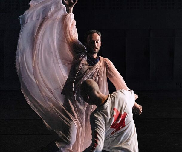 Mal bodennah, mal raumgreifend: „Five Days in the Sun“ von Emanuel Gat Dance.