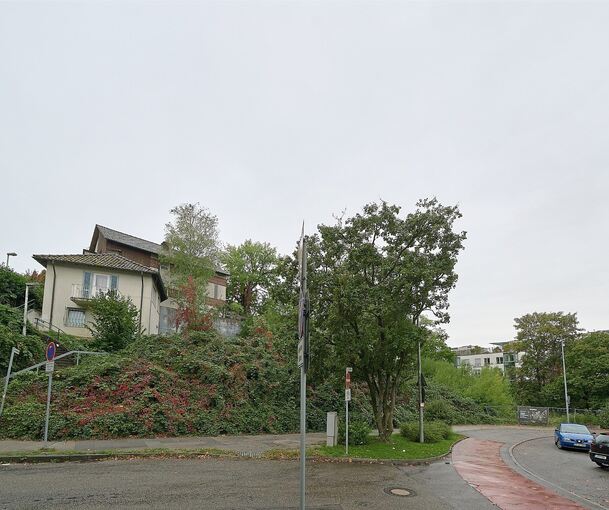 Direkt an der Einmündung der Wobachstraße in die B27 (im Rücken) sollen die Häuser entstehen.