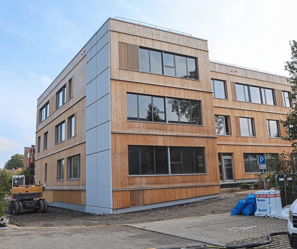 Von außen sieht Bau II des Schulzentrums schon einigermaßen fertig aus, doch im Inneren dauern die Arbeiten an.