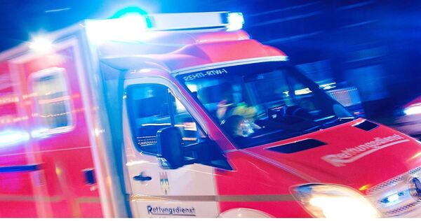Der Teenager wurde mit schweren Verletzungen ins Krankenhaus eingeliefert. Der Teenager wurde mit schweren Verletzungen ins Krankenhaus eingeliefert.
