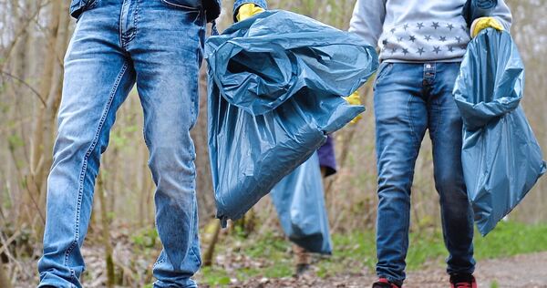 Müll aufsammeln, Reinigung oder Unkraut jäten – alles Tätigkeiten, die sich die CDU-Fraktion für Flüchtlinge vorstellen kann. Müll aufsammeln, Reinigung oder Unkraut jäten – alles Tätigkeiten, die sich die CDU-Fraktion für Flüchtlinge vorstellen kann.